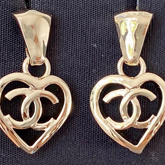 2022P CHANEL GOLD CC LOGO DANGLE HEART SHAPE STUD EARRINGS - Picture 8 of 12